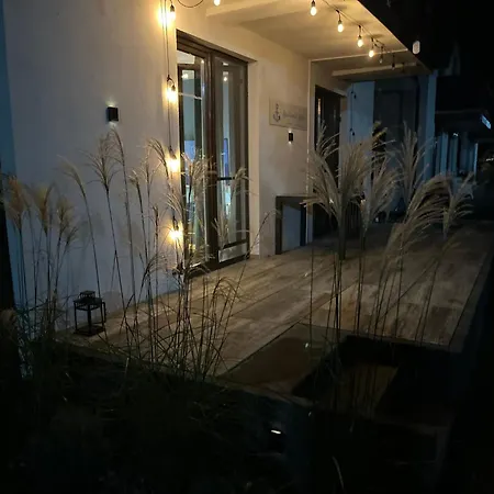 Lajba Z Basenem I Kortem Tenisowym