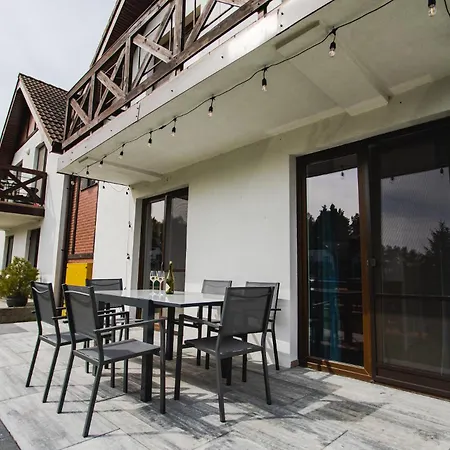 Lajba Z Basenem I Kortem Tenisowym *