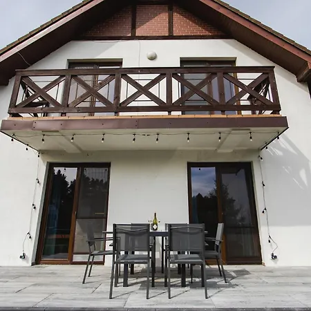 Lajba Z Basenem I Kortem Tenisowym * Leba