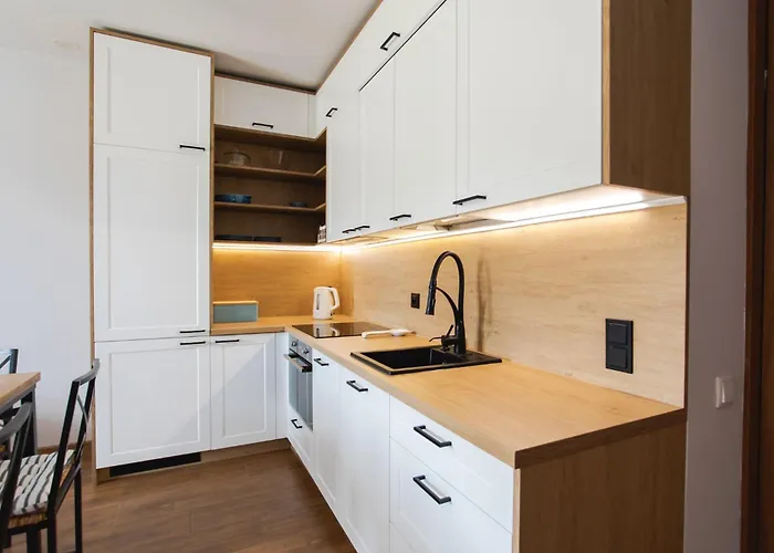 Lajba Z Basenem I Kortem Tenisowym