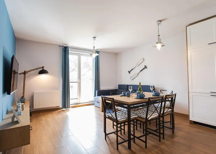 Lajba Z Basenem I Kortem Tenisowym *