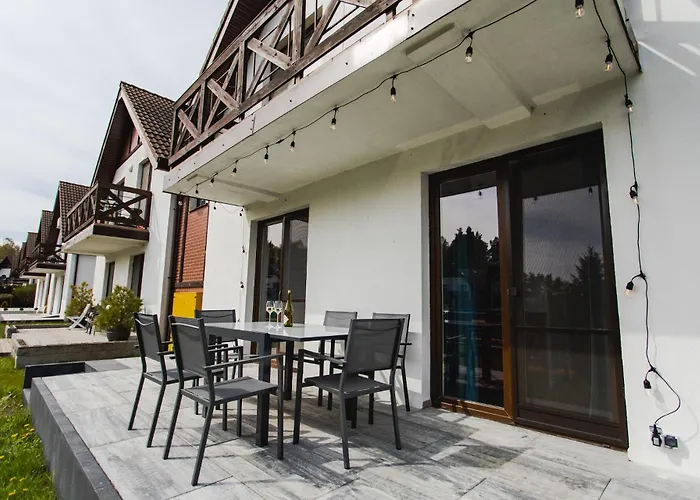 Lajba Z Basenem I Kortem Tenisowym *