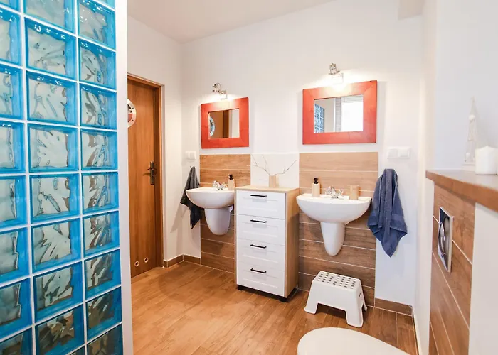 Lajba Z Basenem I Kortem Tenisowym Łeba