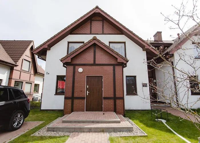 Lajba Z Basenem I Kortem Tenisowym