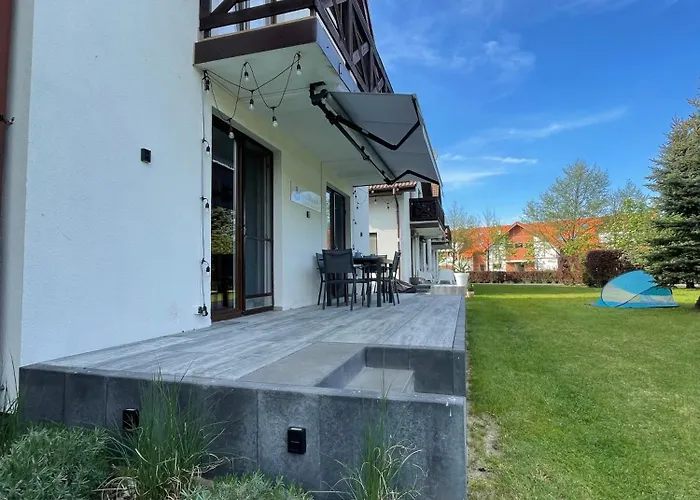 Lajba Z Basenem I Kortem Tenisowym *